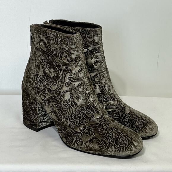 Stuart Weitzman Bacari Romantic Velvet Bootie in Greige Size 8 EUC - Picture 2 of 8
